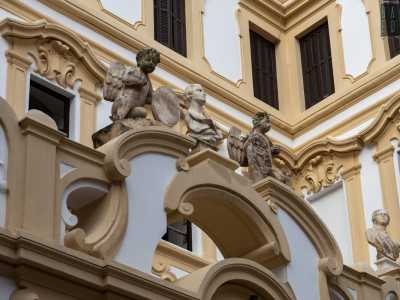 Altri dalle forme mistilinee sono ornati da sette busti classicheggianti del marmista Carlo Tucci, collaboratore dell'architetto Vaccaro, e da due sculture di putti